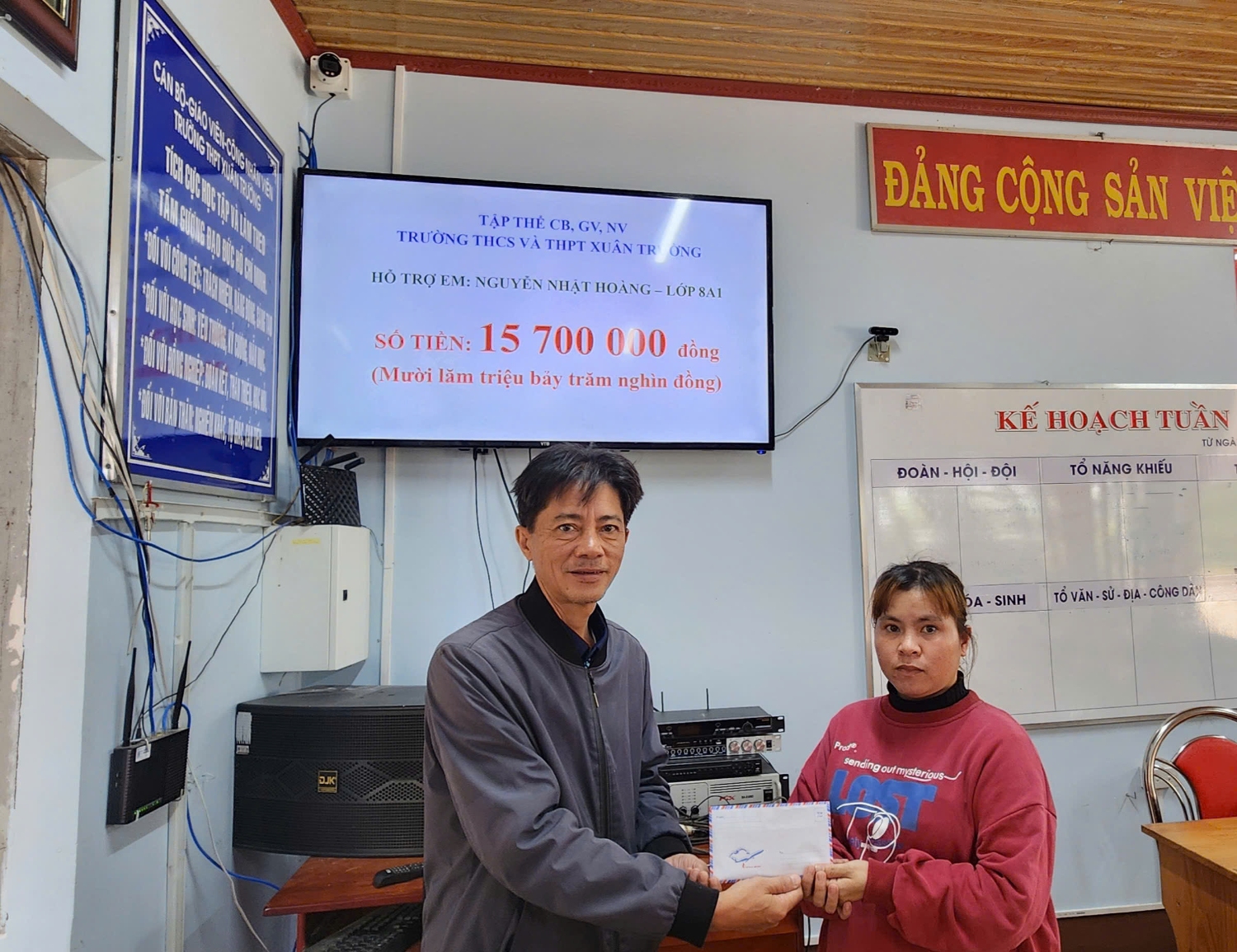 Ấm áp nghĩa tình thầy trò Trường THCS và THPT Xuân Trường